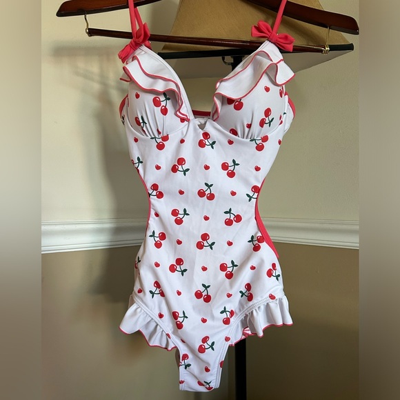 Super girly cutout bathing suit - Picture 1 of 4